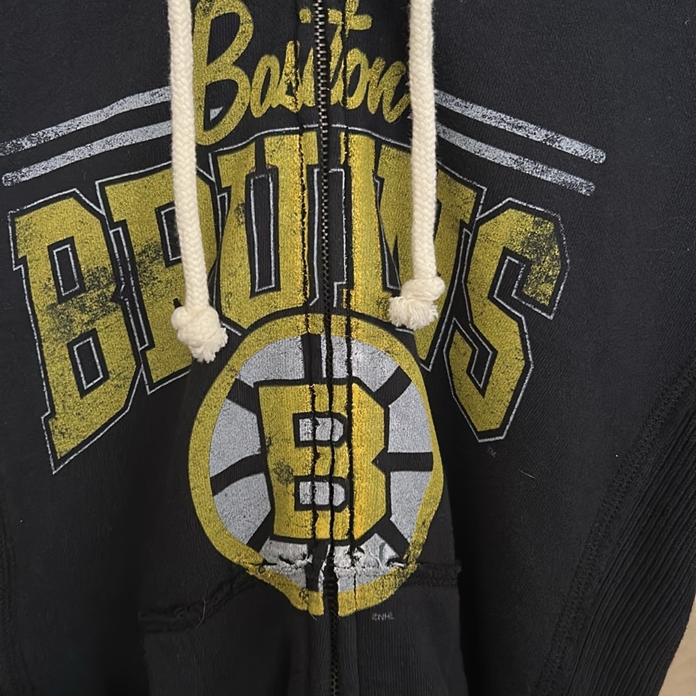 NWT Mitchell & Ness women’s NHL Boston Bruins Hoodie Distressed look Size Small - Picture 3 of 11